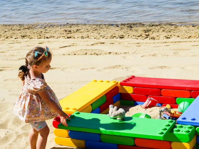 Enfants jouant avec des jeux de construction grand format dans camping